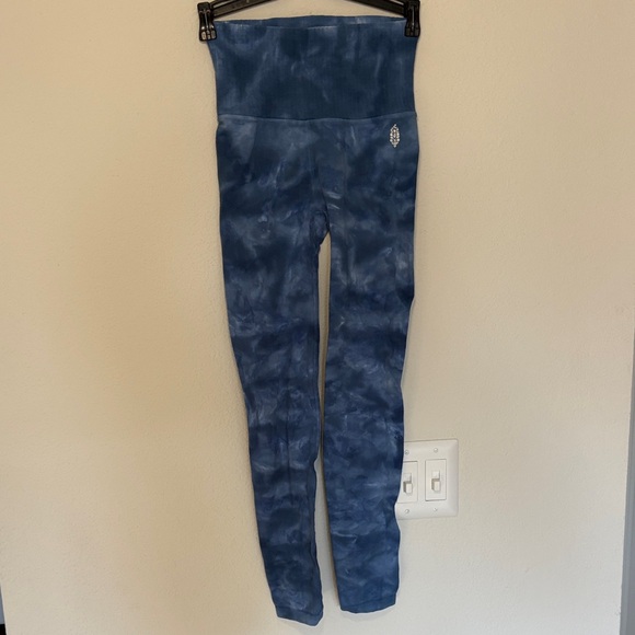Free People FP Movement Good Karma Blue and White Tie-Dye Leggings xs small - Picture 2 of 8